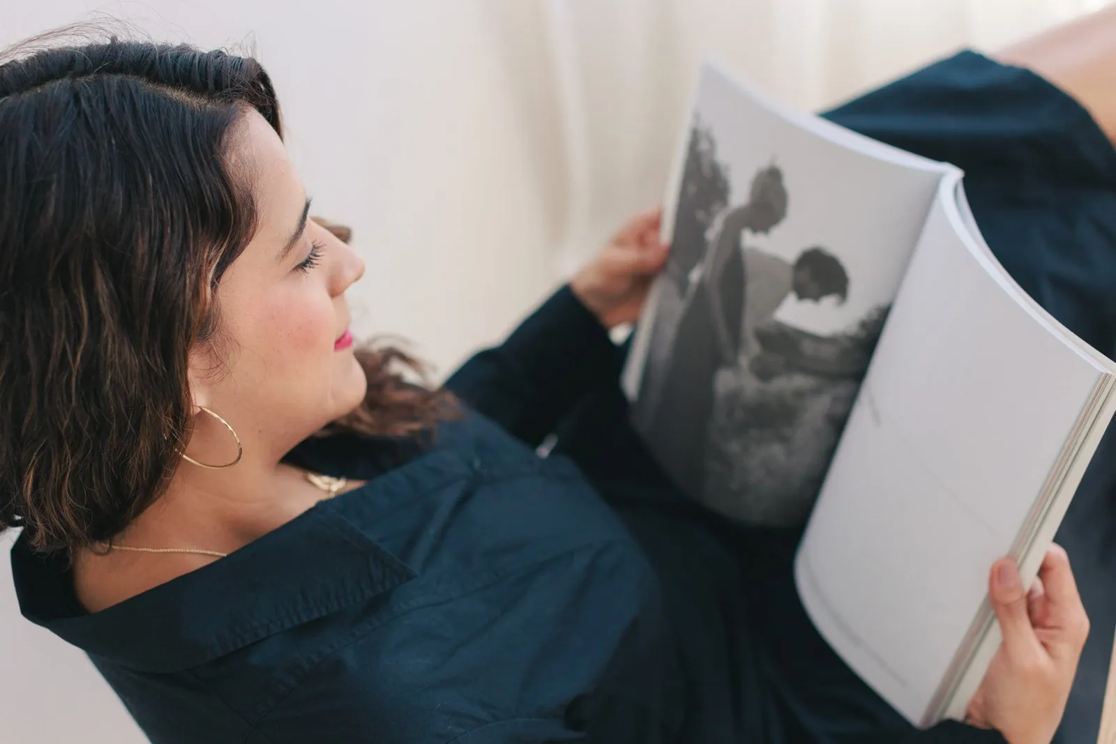 Aldonza Alcocer revisando un álbum de bodas